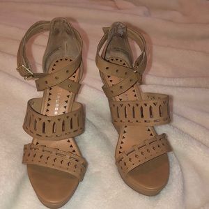 VERY GOOD CONDITION! tan Chinese Laundry wedges